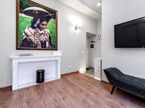 Vozle Spasa Na Krovi Flat