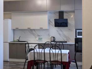 Svetlaya kvartira na Kremlevskoy do 6 chelovek Flat