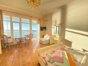 Dvukhmestnye Premyer S Vidom Na More I Balkonom 4zh Flat