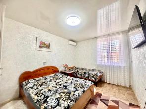 Na ulitse Ageeva 42 s otdelnym vkhodom/vykhodom Flat
