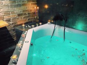 Unikalnyie S Ogromnoj Spa Dzhakuzi Na Dvoih I Kaminom V Stile Loft Apartments