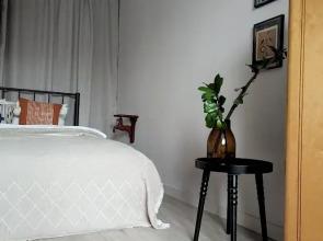 V Tsentre Petergofa u Fontanov Flat