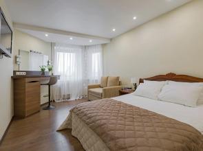 S SHikarnym Vidom na Reku Svisloch v Samom Centre Goroda Flat