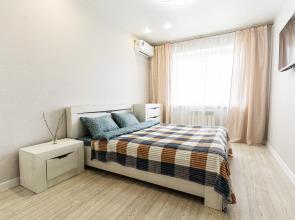 V tsentre Novorossiyska s vidom na gory i gorod LetoApart Apartments