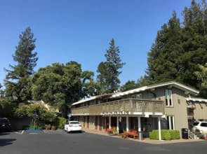 Red Cottage Inn & Suites