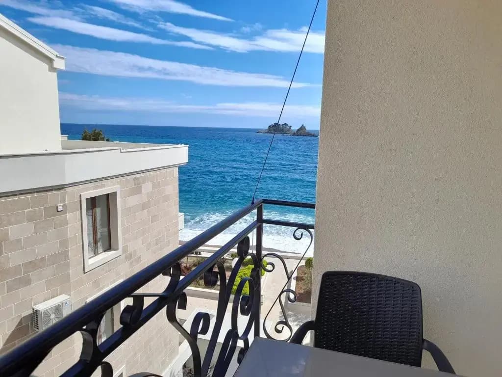 1 Bedroom Apartment with balcony and with sea view