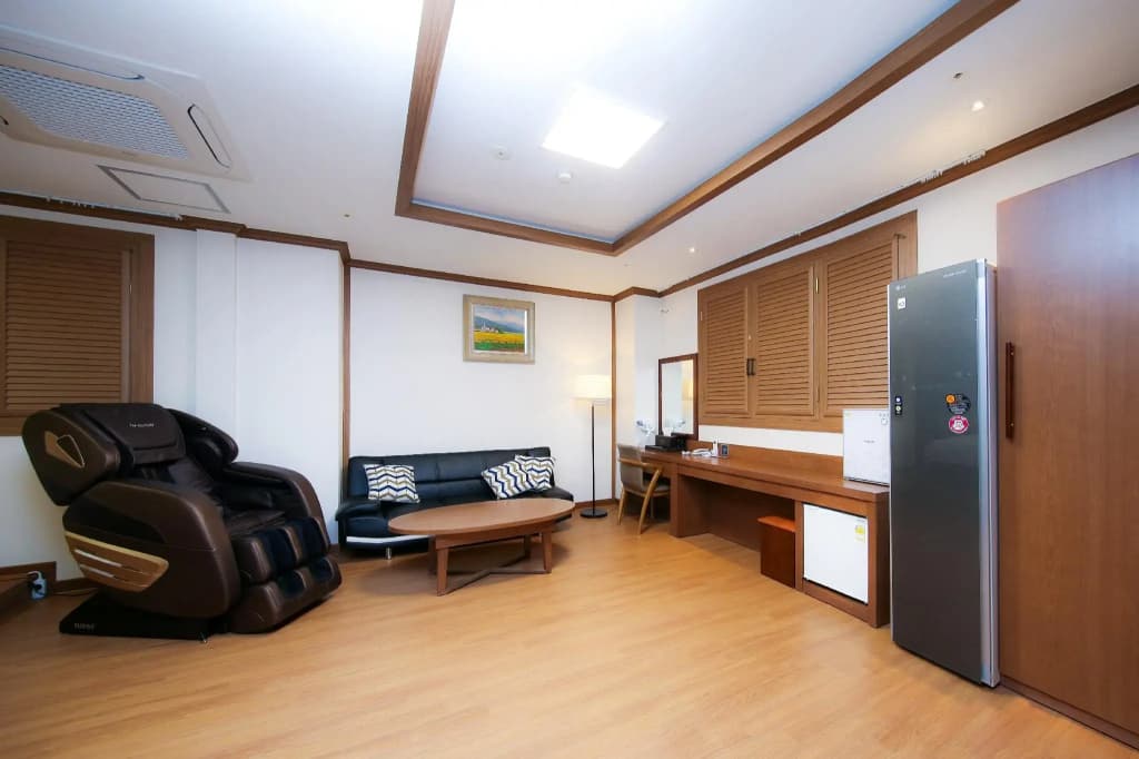 Double Suite full double bed