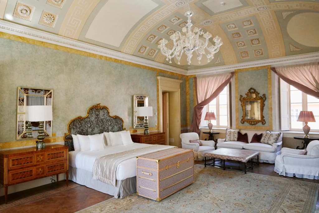 Grand Junior Suite with lake view