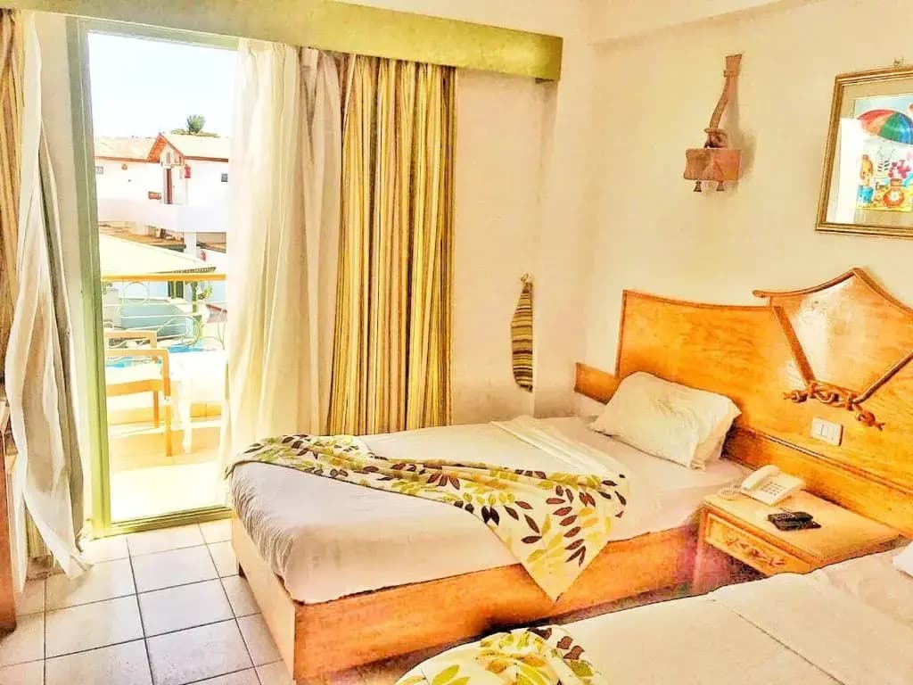 Standard Double room with pool view full double bed