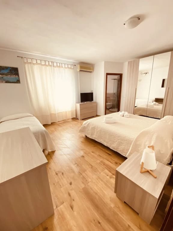 Deluxe Double room with balcony full double bed