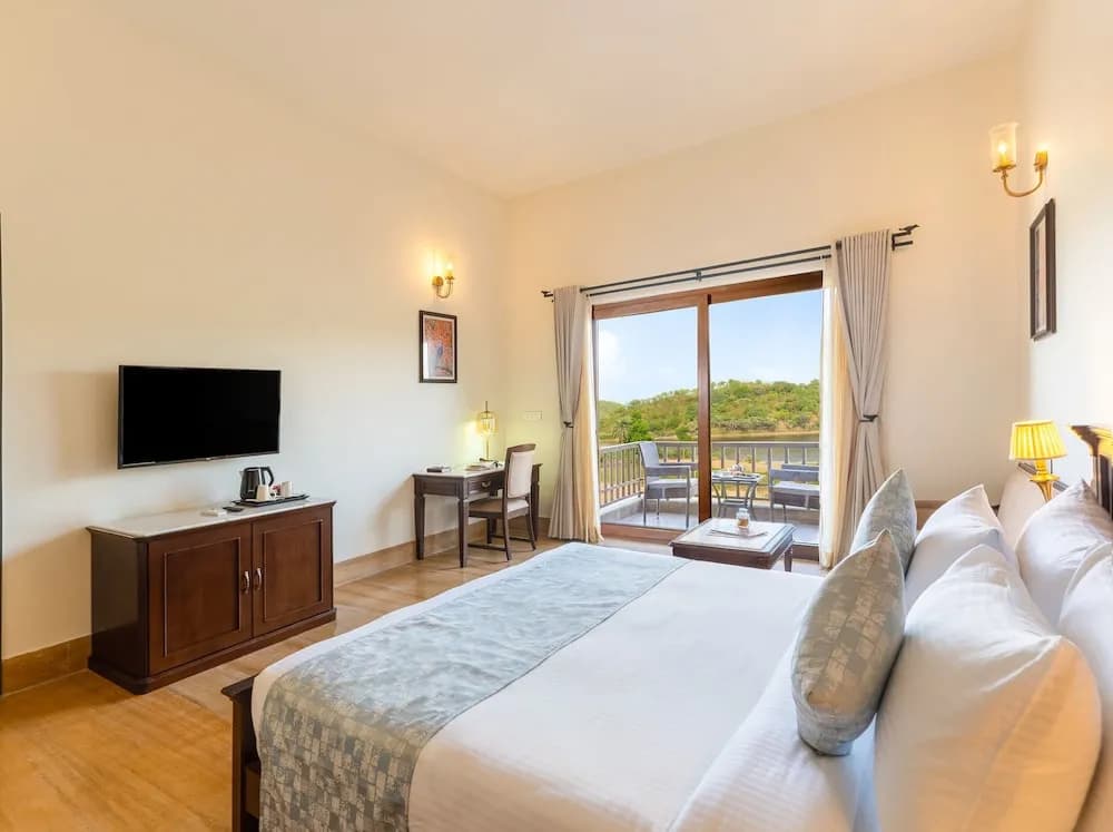 Suite with balcony and with lake view