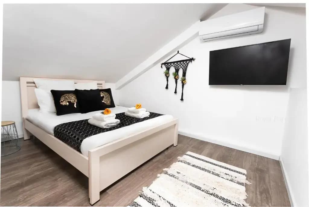 2 Bedrooms Apartment