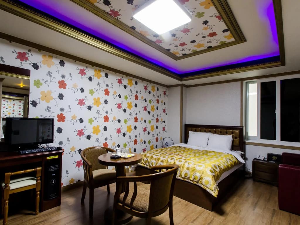 Double Suite full double bed