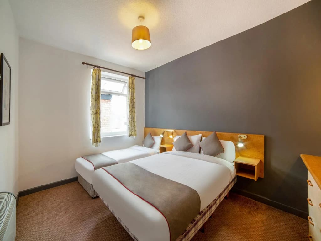 Standard Triple room
