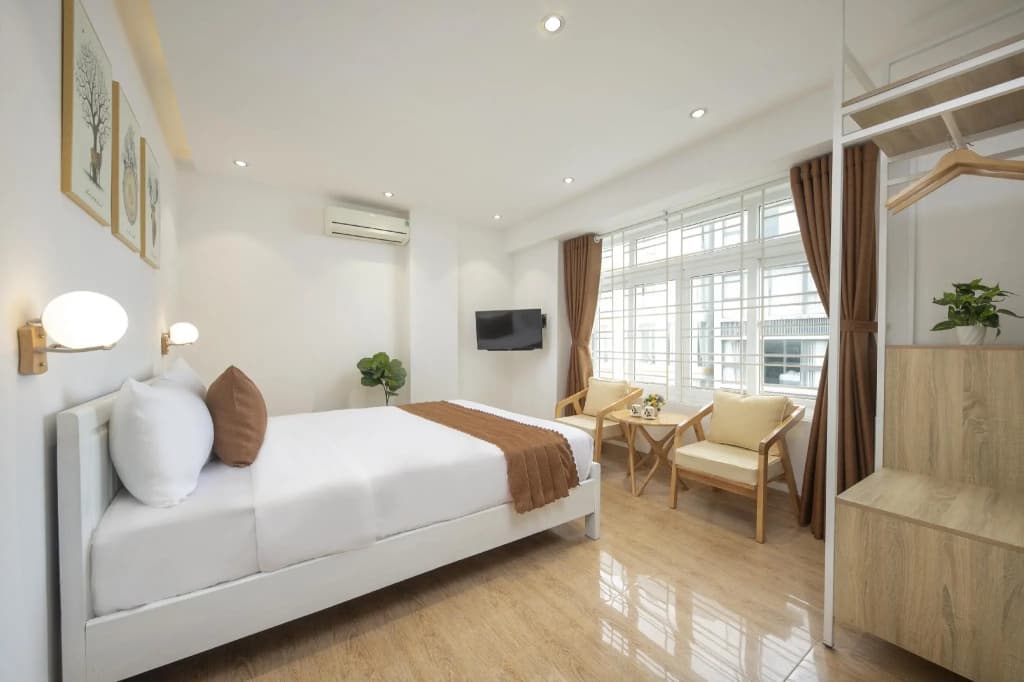 Deluxe Double room with city view full double bed