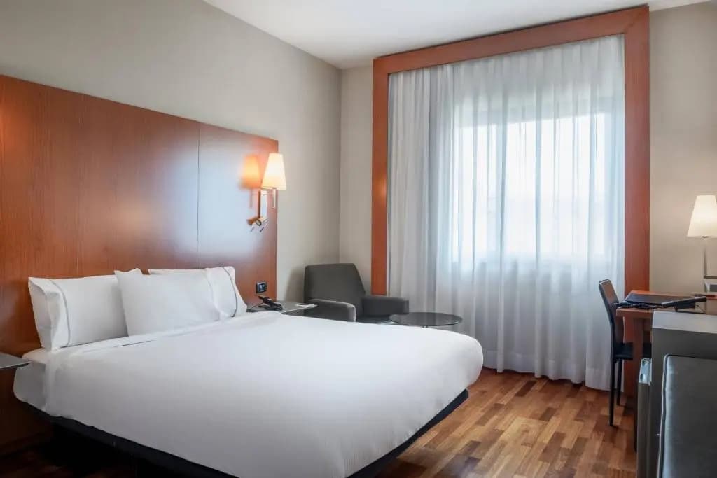 Standard Double room with city view full double bed