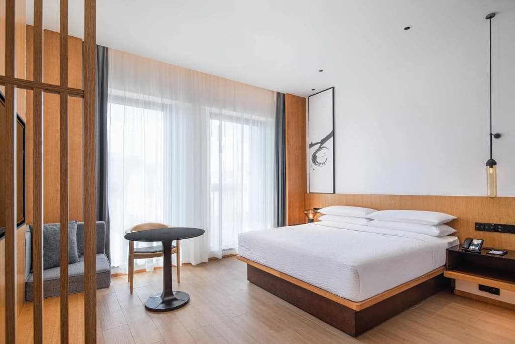 Standard Double room with city view full double bed