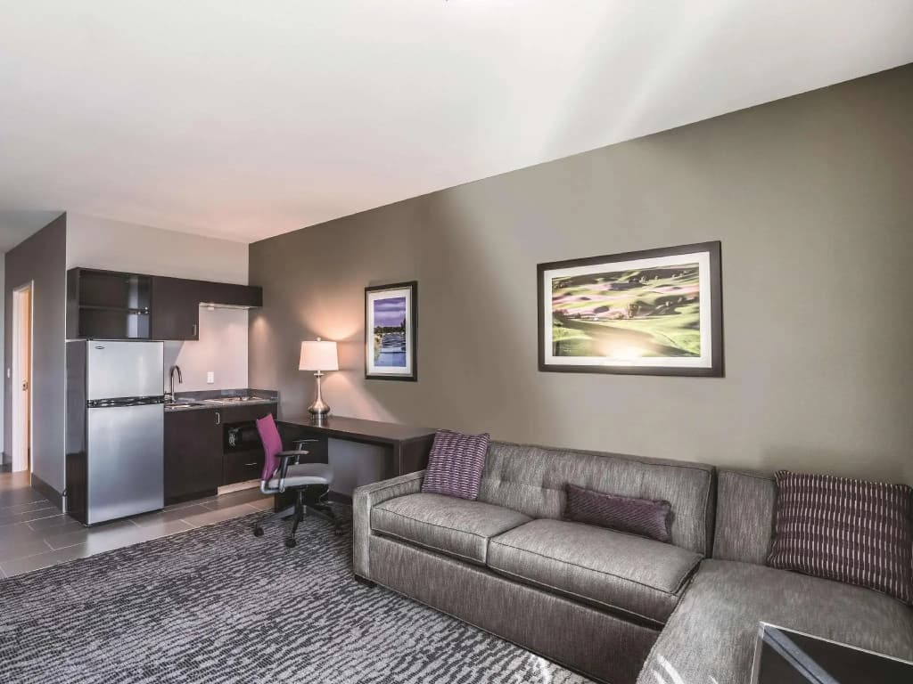 Deluxe Double Suite full double bed
