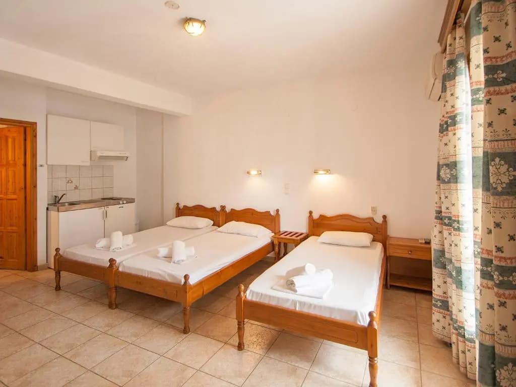 Standard Triple room