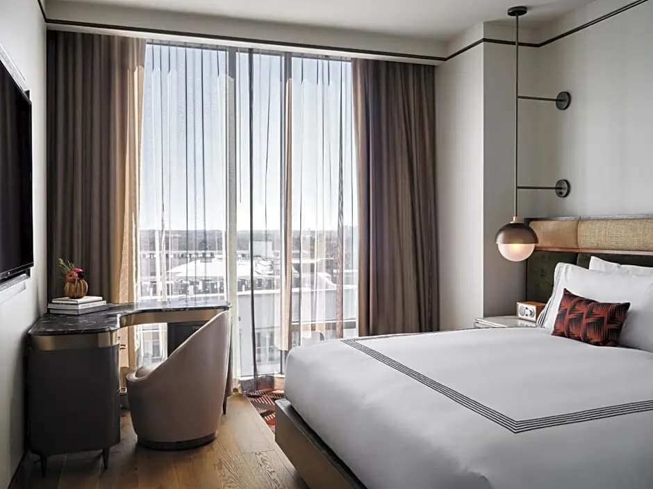 Double Suite with balcony and City View full double bed