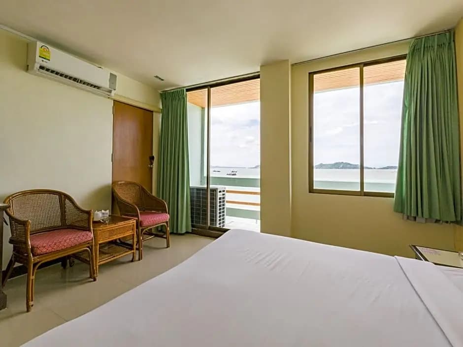 Deluxe room with balcony and with sea view