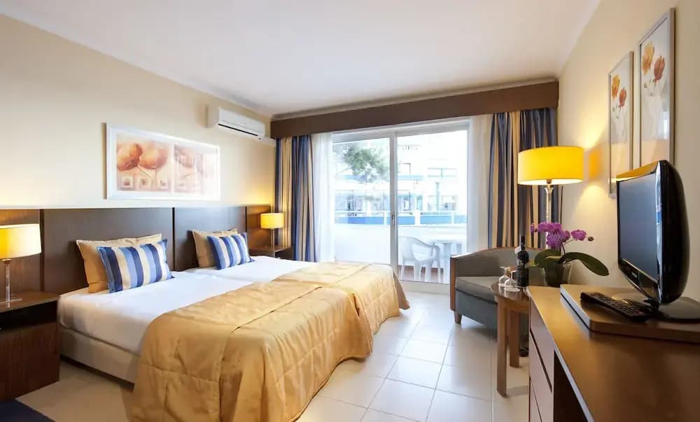 Double room with balcony and with land view twin beds