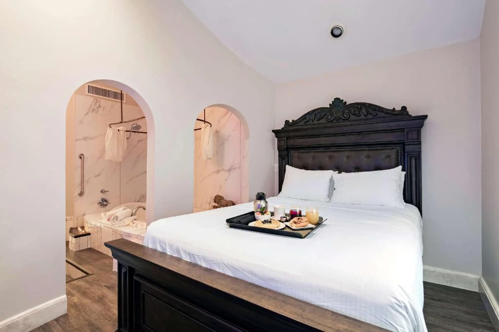 Double Suite full double bed