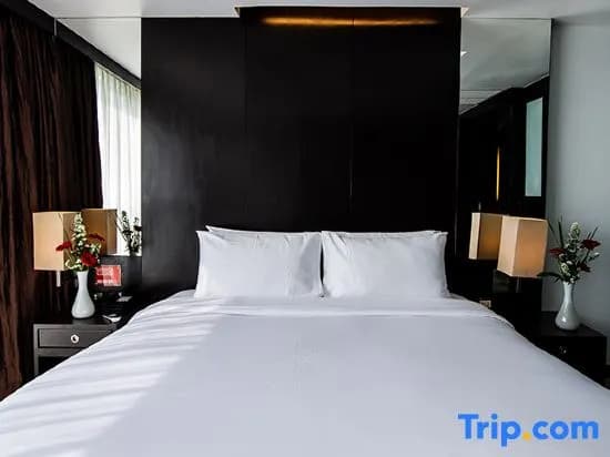 Deluxe Double room with city view full double bed