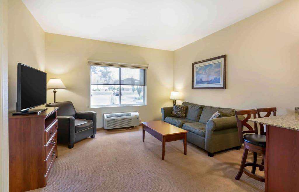 1 Bedroom Double Suite full double bed