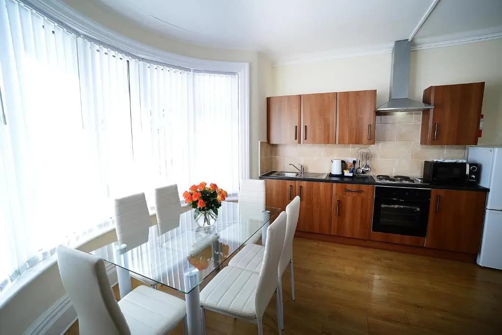 3 Bedrooms Apartment