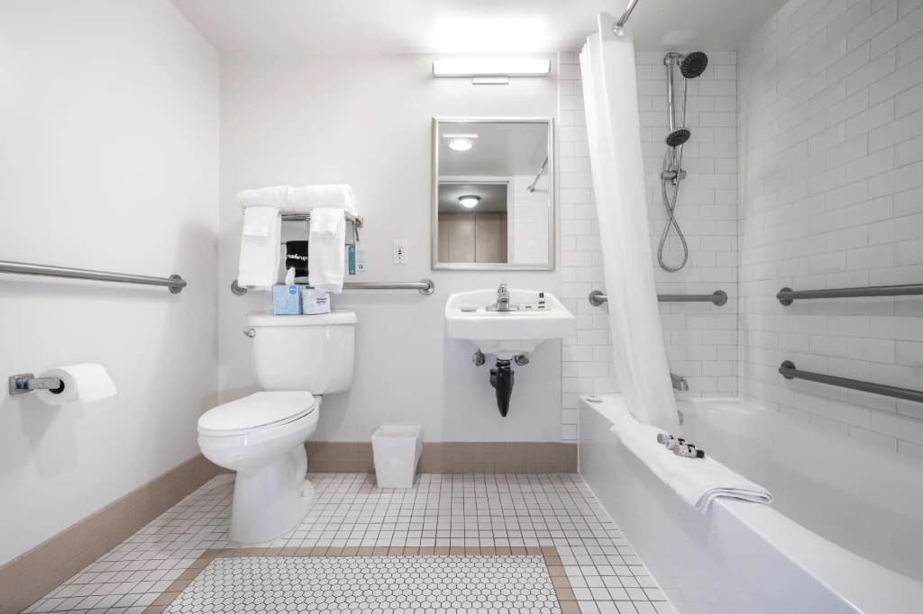 1 Bedroom Deluxe Double Suite full double bed