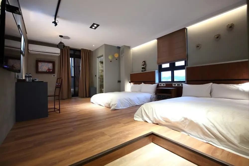 Standard Quadruple Family room with balcony and with mountain view