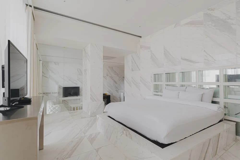 Double Suite with balcony full double bed