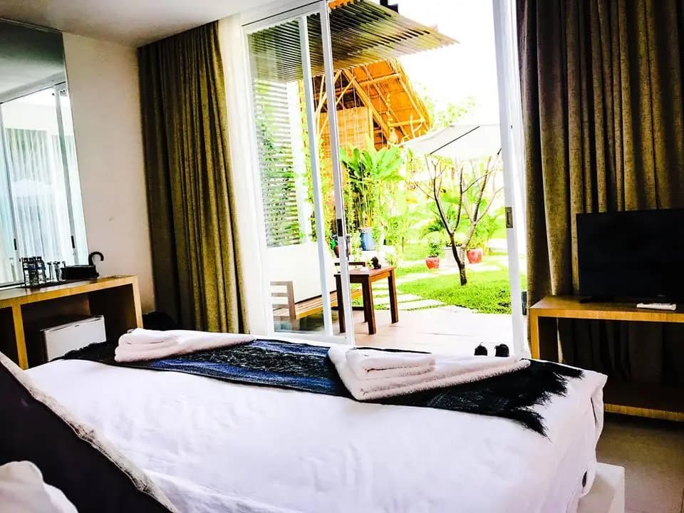 Deluxe Double room with balcony and with pool view full double bed