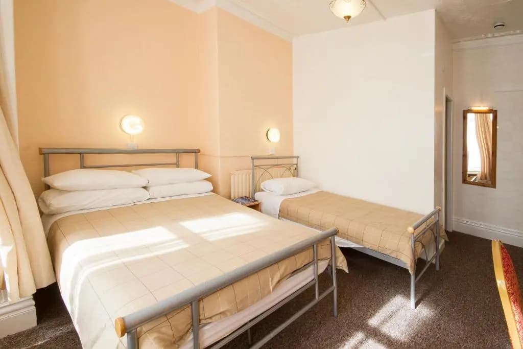 Standard Triple room
