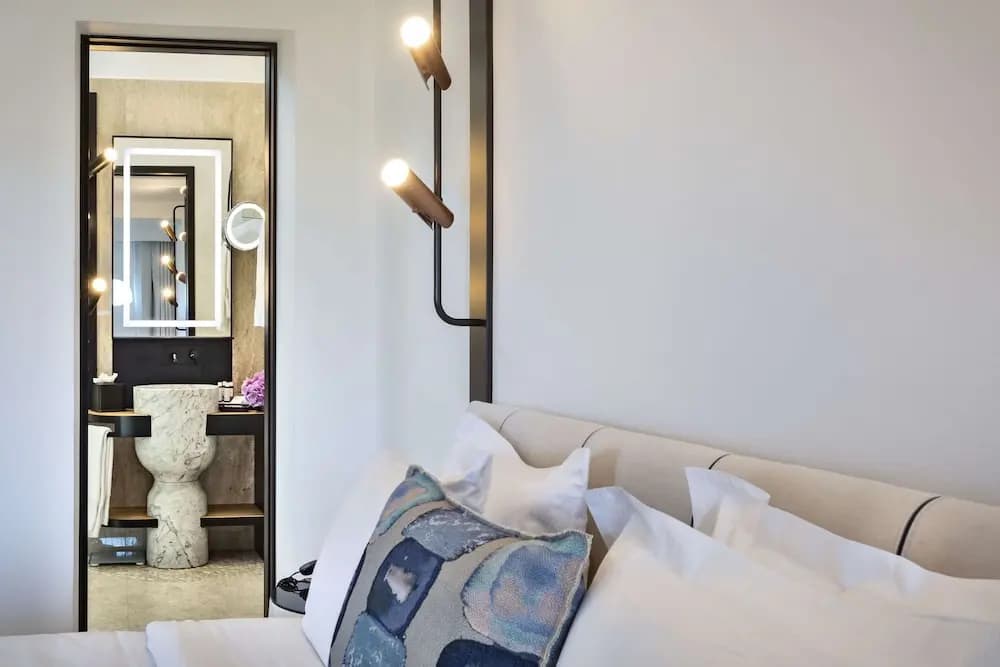 Deluxe Double room with balcony full double bed
