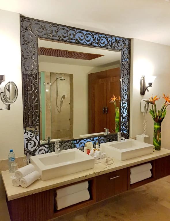 Deluxe Double Club room with partial ocean view full double bed