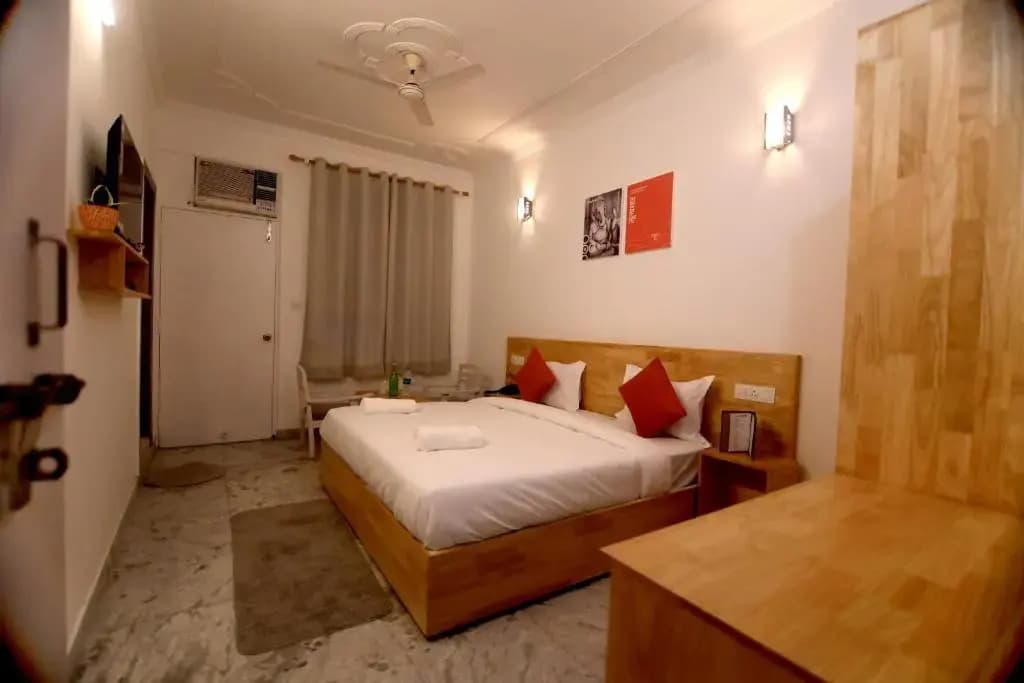 Deluxe Double room with balcony full double bed