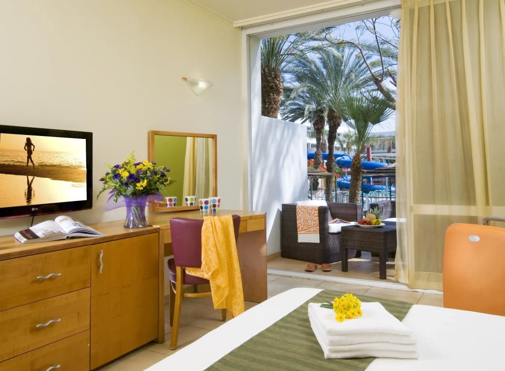 Superior room with pool view