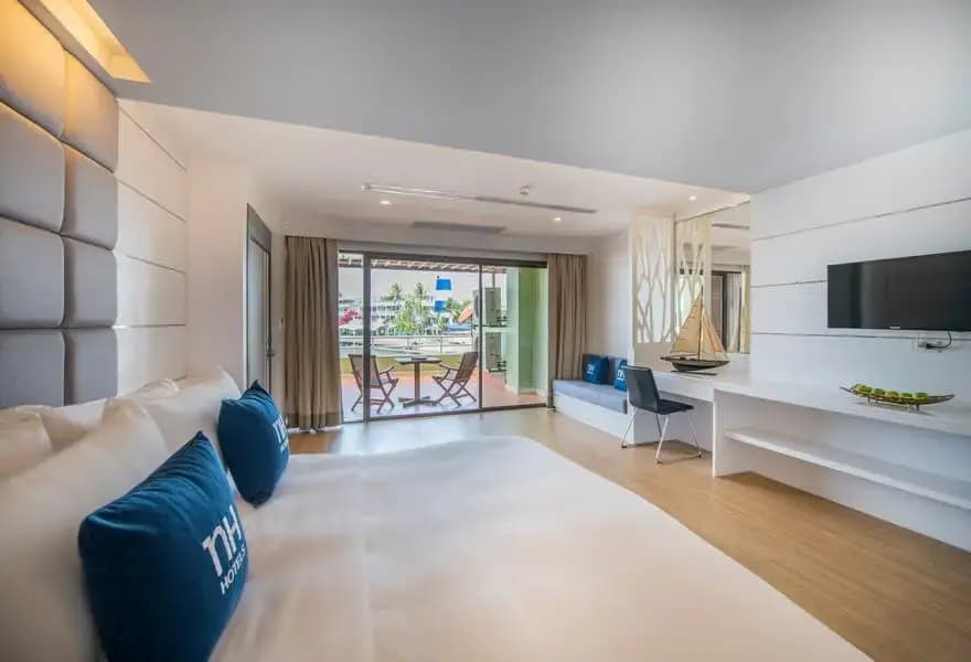 Premier Marina Double Suite full double bed