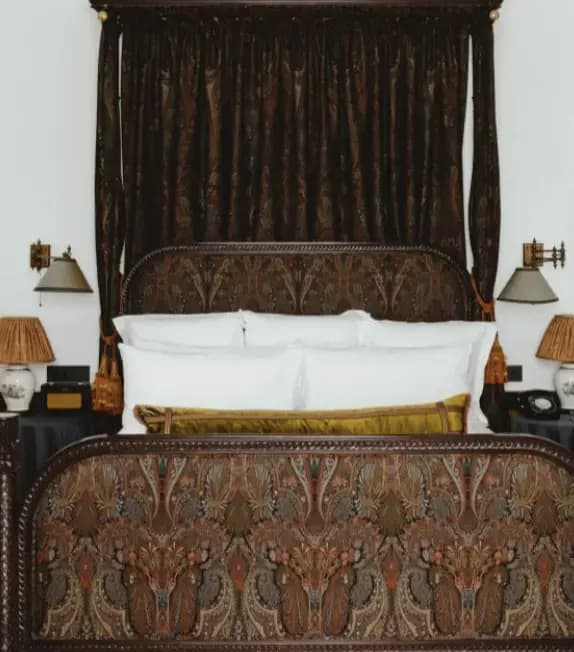 Heritage Double Suite full double bed