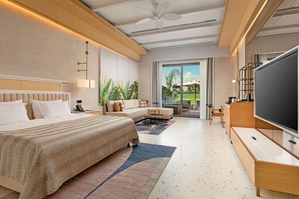 Lagoon Beach Swim-Up Double room full double bed
