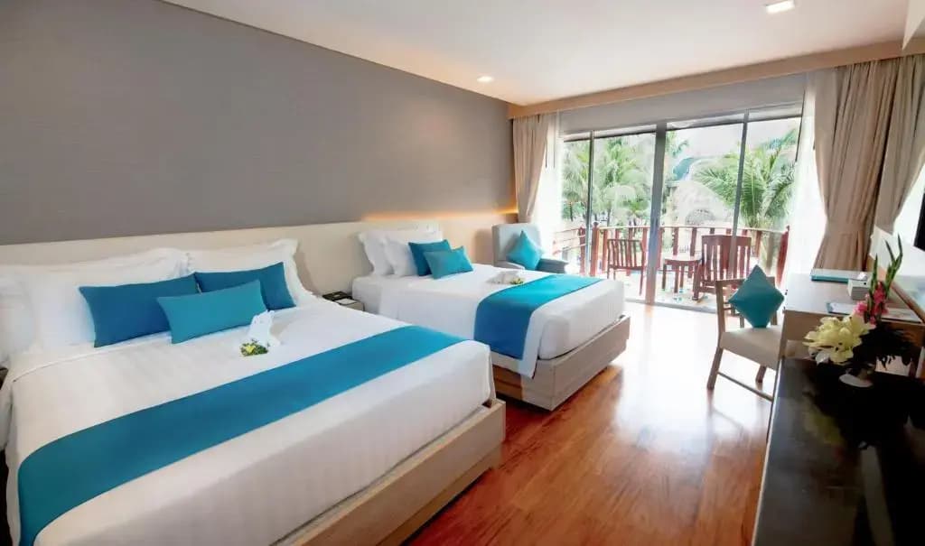 Deluxe Triple room with pool view