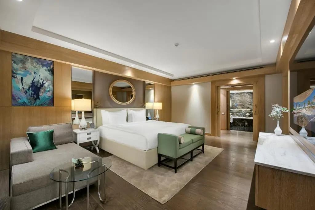 Pearl Pool Double Suite full double bed