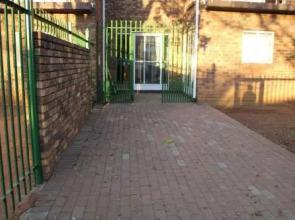 Warm, Comfy Duplex 5Min Walk To North Park Mall