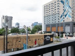 WanderJaunt - Luxe Downtown Austin Apts