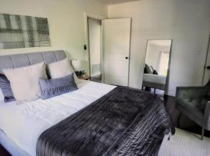 Historic Villa + 1min from Plaza District + Hot Tub + Pool Table + Friendly