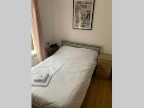Big 6 bed house w/ 5 double beds WIFI and Netflix