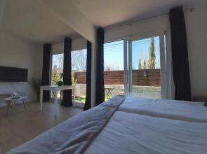 Acero y Piedra Apartamentos con jardín