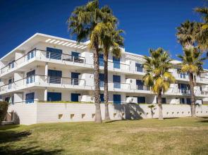 B06 - Top-Floor Marina Club 2 Bed Apartment